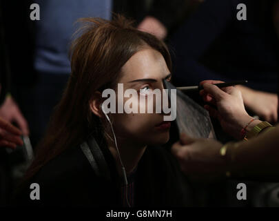 Un backstage modella al Preen di Thornton Bregazzi Autunno/Inverno 2016 London Fashion Week show, al Topshop Show Space Show, Tate Britain, Londra. Foto Stock