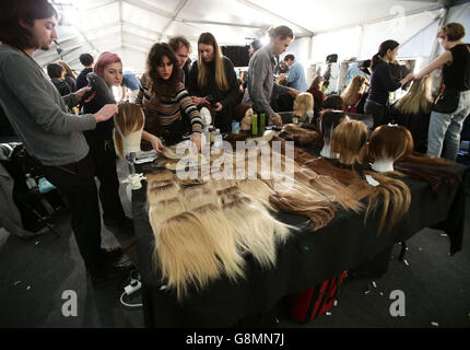 Palcoscenico dei capelli al Preen di Thornton Bregazzi Autunno/Inverno 2016 London Fashion Week show, al Topshop Show Space Show, Tate Britain, Londra. Foto Stock