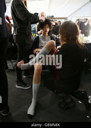 Un backstage modella al Preen di Thornton Bregazzi Autunno/Inverno 2016 London Fashion Week show, al Topshop Show Space Show, Tate Britain, Londra. Foto Stock