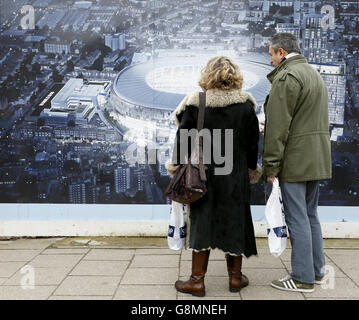 Tottenham Hotspur / Crystal Palace - Emirates fa Cup - Fifth Round - White Hart Lane. I tifosi di Tottenham Hotspur guardano i piani per il nuovo stadio prima della Emirates fa Cup, quinta partita a White Hart Lane, Londra. Foto Stock