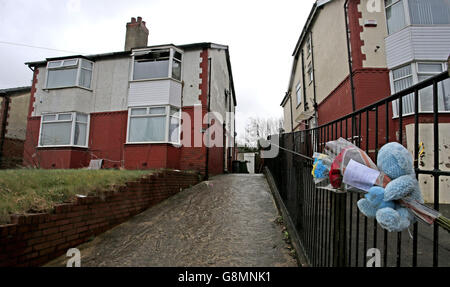 Un tributo floreale ha lasciato fuori della casa in Alder Street, Huddersfield, dove due ragazzi credevano di essere di due e tre anni sono morti dopo un incendio della casa. Foto Stock