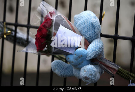 Un tributo floreale ha lasciato fuori della casa in Alder Street, Huddersfield, dove due ragazzi credevano di essere di due e tre anni sono morti dopo un incendio della casa. Foto Stock