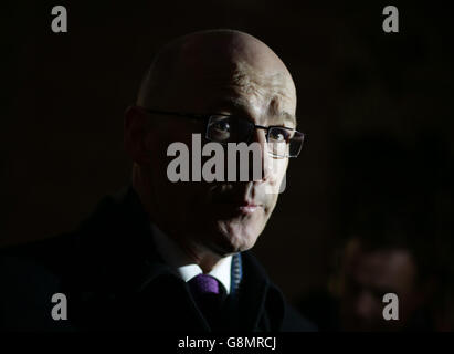 John Swinney, segretario delle finanze scozzese, durante le interviste ai media dopo il suo incontro al Tesoro di Londra. Foto Stock