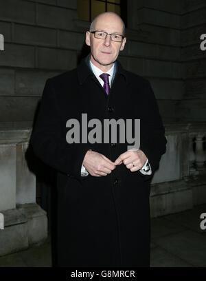 John Swinney, segretario delle finanze scozzese, durante le interviste ai media dopo il suo incontro al Tesoro di Londra. Foto Stock