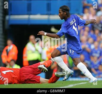 Calcio - fa Barclays Premiership - Chelsea / Arsenal - Stamford Bridge. Didier Drogba di Chelsea segna oltre il portiere dell'Arsenal Jens Lehmann. Foto Stock