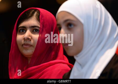 Malala Yousafzai (a sinistra), vincitrice del Premio Nobel per la pace, e il rifugiato siriano Mazoun Almellehan, di 17 anni, ascoltano altri relatori durante il primo evento dedicato all'istruzione alla conferenza "Siria e regione" presso il Queen Elizabeth II Conference Center di Londra. Foto Stock