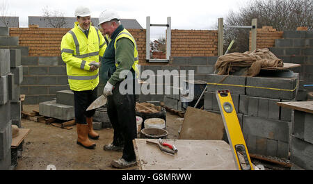 Il cancelliere George Osborne (a sinistra) visita uno sviluppo di alloggi a Persimmon Homes a Sandbach, Cheshire, per vedere come il programma di Aiuto al compravendita del governo sta aiutando i compratori per la prima volta. Foto Stock