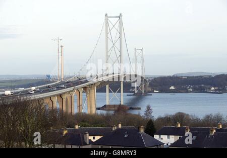 Il Forth Road Bridge in Scozia come è annunciato che una reintroduzione graduale di veicoli pesanti sul ponte inizierà da Giovedi. Foto Stock