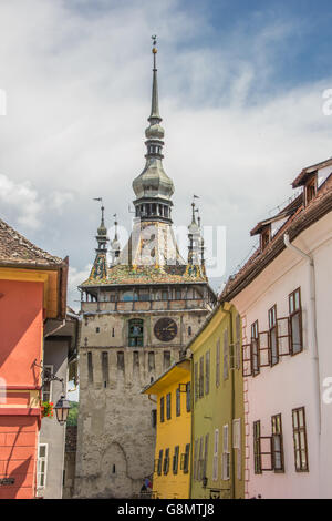 Clock Tower e case colorate in Sighisoara, Romania Foto Stock