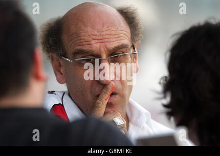 Calcio - International friendly - DR Congo / Guinea - Stade Yves Du Manoir. Patrice Neveu, vettura della Guinea Foto Stock