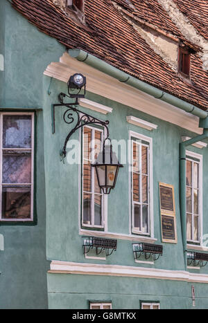 Lanterna su una casa verde in Sighisoara, Romania Foto Stock