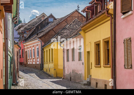 Strada con case colorate in Sighisoara, Romania Foto Stock