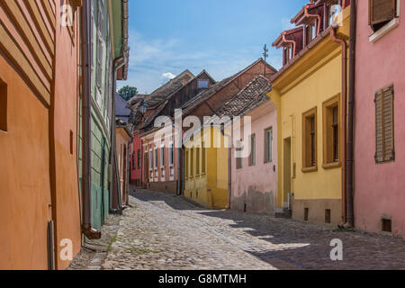 Strada con case colorate in Sighisoara, Romania Foto Stock