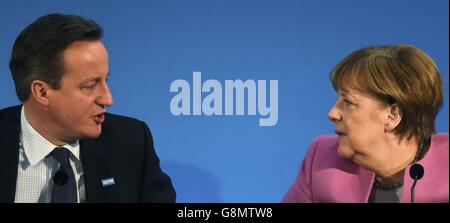 Il primo ministro David Cameron e la cancelliera tedesca Angela Merkel durante la conferenza "la Siria e la regione" al Queen Elizabeth II Conference Center di Londra. Foto Stock