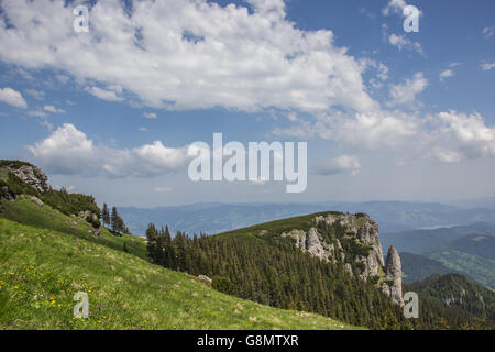 Vista dalla cima del Ceahlau mountain range in Romania Foto Stock