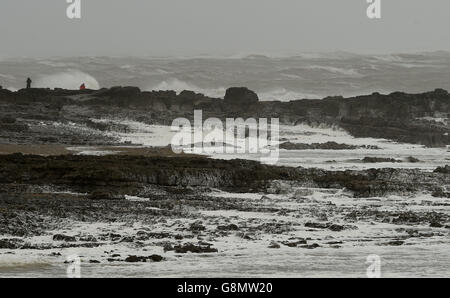 La schiuma di mare si lava sulla spiaggia di Porthcawl in Galles, mentre i venti di quasi 100 mph devastato Gran Bretagna dopo Storm Imogen sbattuto nella costa meridionale portando feroci raffiche e torrenziali downpours. Foto Stock