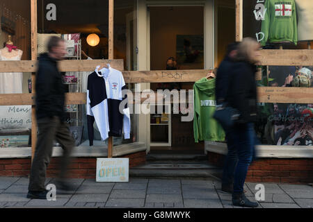 Martedì Shrove. Salì a bordo di negozi ad Ashbourne, Derbyshire, prima della Royal Shrovetide Football Match. Foto Stock