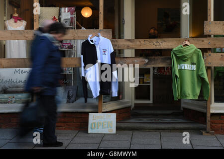 Martedì Shrove. Salì a bordo di negozi ad Ashbourne, Derbyshire, prima della Royal Shrovetide Football Match. Foto Stock