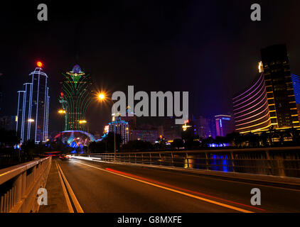 Moderna centrale macau city casino skyline di Macao Cina durante la notte Foto Stock