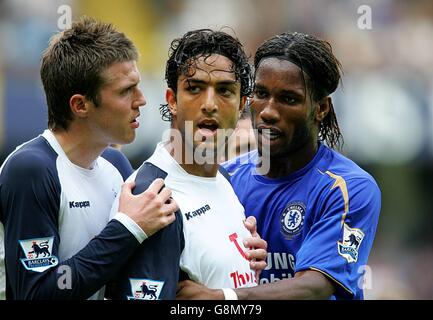 Calcio - fa Barclays Premiership - Tottenham Hotspur v Chelsea - White Hart Lane. I tempri si fanno beffe tra i giocatori di Tottenham Hotspur e Chelsea dopo l'uscita da Ahmed Mido di Tottenham Hotspur Foto Stock