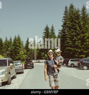 Padre con piccolo figlio sul parcheggio nelle montagne, Bulgaria Foto Stock