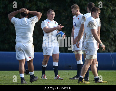 L'inglese Dylan Hartley (centro a sinistra) parla con George Kruis (centro a destra) durante la sessione di allenamento a Pennyhill Park, Bagshot. Foto Stock