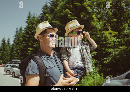 Padre con piccolo figlio sul parcheggio nelle montagne, Bulgaria Foto Stock