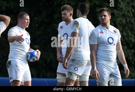 L'inglese Dylan Hartley (a sinistra) parla con George Kruis (al centro a sinistra) durante la sessione di allenamento a Pennyhill Park, Bagshot. Foto Stock