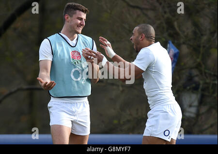 Conferenza stampa e formazione Inghilterra - Pennyhill Park. Ollie Devoto (a sinistra) e Jonathan Joseph durante la sessione di allenamento al Pennyhill Park di Bagshot. Foto Stock