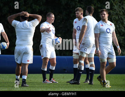 L'inglese Dylan Hartley (a sinistra) parla con George Kruis (al centro a sinistra) durante la sessione di allenamento a Pennyhill Park, Bagshot. Foto Stock