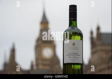 Una bottiglia di vino House of Commons Colombard Sauvignon Blanc si trova di fronte al Parlamento nel centro di Londra. Lo speaker dei Commons John Bercow ha speso migliaia di sterline a sguazzare e a mangiare i colleghi MPs - tra cui più di &Acirc;&Pound;2,000 in una cena "in discesa" per il suo ex vice. Foto Stock