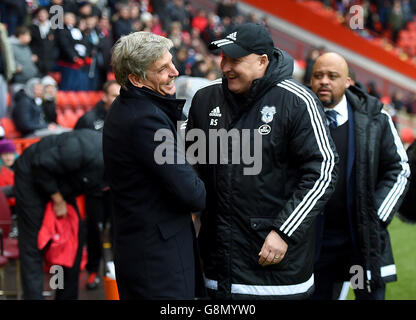 Russell Slade, manager della città di Cardiff, e Jose riga, manager dell'atletica di Charlton, stringono le mani prima del calcio d'inizio. Foto Stock