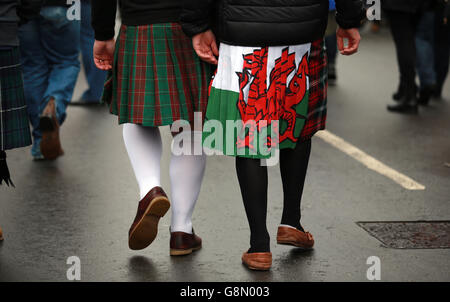 Galles / Scozia - 2016 RBS Six Nations - Stadio del Principato. Forni scozzesi e gallesi in mostra prima della partita delle sei Nazioni RBS del 2016 al Principato Stadium di Cardiff. Foto Stock