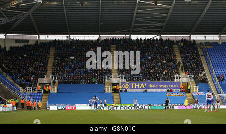 Reading v Burnley - Campionato Sky Bet - Stadio Madejski. Fan di Burnley nei stand Foto Stock