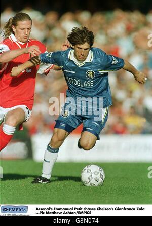 Calcio - fa Carling Premiership - Chelsea / Arsenal. Emmanuel Petit di Arsenal (a sinistra) insegue Gianfranco Zola di Chelsea (a destra) Foto Stock