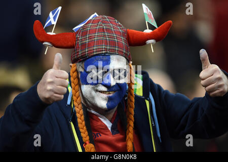 Un fan scozzese negli stand prima della partita RBS Six Nations 2016 al Principato Stadium, Cardiff. Foto Stock