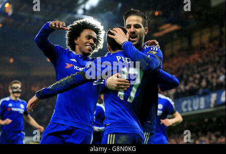 Pedro di Chelsea celebra il secondo gol del suo fianco con i suoi compagni di squadra durante la partita Barclays Premier League a Stamford Bridge, Londra. Foto Stock