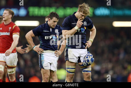 Galles / Scozia - 2016 RBS Six Nations - Stadio del Principato. David Denton in Scozia mostra la sua deiezione al fischio finale della partita delle sei Nazioni RBS del 2016 al Principality Stadium di Cardiff. Foto Stock