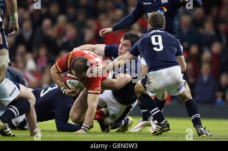 Galles / Scozia - 2016 RBS Six Nations - Stadio del Principato. Jamie Roberts del Galles segna il secondo tentativo del Galles durante la partita delle sei Nazioni RBS del 2016 al Principality Stadium di Cardiff. Foto Stock