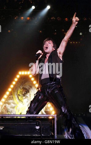 : Bruce Dickinson di Iron Maiden che si esibisce sul palco principale al Reading Festival, domenica 28 agosto 2005. PREMERE ASSOCIAZIONE foto. Il credito fotografico dovrebbe essere: Yui Mok/PA Foto Stock