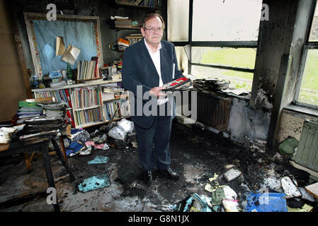 Preside della St Louis Primary School Liam Corey si trova all'interno della scuola di Ballymena, Co Antrim, mercoledì 31 agosto 2005, dopo che la scuola è stata presa di mira in un attacco di notte arson in un'ondata di attacchi settari alla proprietà cattolica. Una finestra di classe a scuola è stata forzata in apertura e un accelerante è stato versato prima che fosse messo in fuoco. Vedi PA Story ULSTER Attacks. PREMERE ASSOCIAZIONE foto. Il credito fotografico dovrebbe essere: Paul Faith/PA Foto Stock