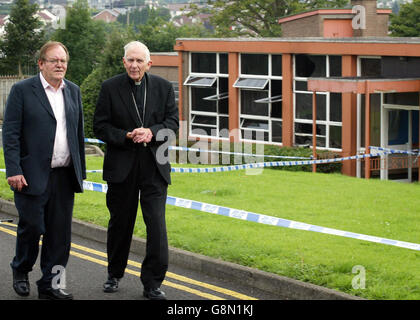 Preside della scuola elementare di St Louis Liam Corey (a sinistra) cammina con il Vescovo cattolico di Down e Conor Patrick Walsh, fuori dalla scuola di Ballymena, Co Antrim, mercoledì 31 agosto 2005, Dopo che la scuola è stata presa di mira in un attentato di notte arson in un'ondata di attacchi settari alla proprietà cattolica. Una finestra di classe a scuola è stata forzata in apertura e un accelerante è stato versato prima che fosse messo in fuoco. Vedi PA Story ULSTER Attacks. PREMERE ASSOCIAZIONE foto. Il credito fotografico dovrebbe essere: Paul Faith/PA Foto Stock