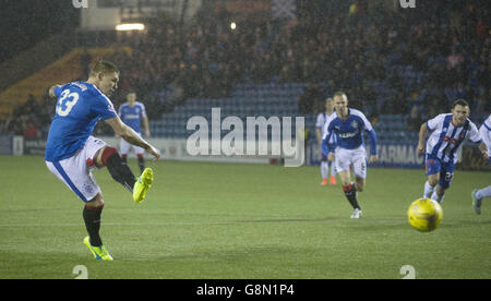 Il Martyn Waghorn di Rangers segna il primo obiettivo della partita dal punto di penalità durante la William Hill Scottish Cup, Fifth Round Replay al Rugby Park, Kilmarnock. Foto Stock