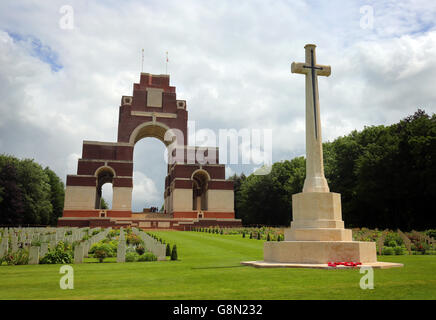 Vista generale del Thiepval Memorial in Francia che contiene i nomi di oltre 72.000 ufficiali e uomini che sono morti nella Somme prima del 20 marzo 1918 e non hanno conosciuto sepoltura, davanti a un evento commemorativo in occasione del centenario della Battaglia delle Somme il 1 luglio. Foto Stock