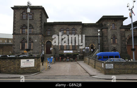 Il personale e i visitatori entreranno all'HMP Wandsworth, una prigione maschile di categoria B nel sud-ovest di Londra. Foto Stock