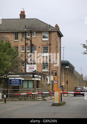 L'entrata principale di HMP Brixton, una prigione di reinsediamento, che ospita prigionieri di categoria C/D nel sud di Londra. Foto Stock