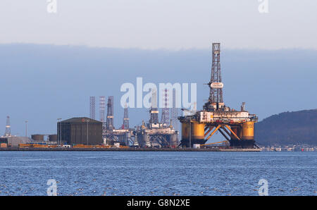 Impianti di trivellazione del petrolio in Cromarty Firth Foto Stock