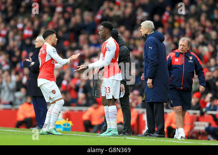 Danny Welbeck dell'Arsenal è sostituito da Alex Oxlade-Chamberlain dell'Arsenal Foto Stock