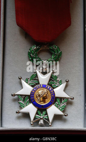 La medaglia della Legion d'honneur, la più alta distinzione della Francia, che è stata data ai veterani della seconda guerra mondiale, dall'ambasciatore francese Sylvie Bermann per il ruolo che vi ha svolto nella liberazione della Francia durante la seconda guerra mondiale, durante una cerimonia al Municipio di Liverpool. Foto Stock
