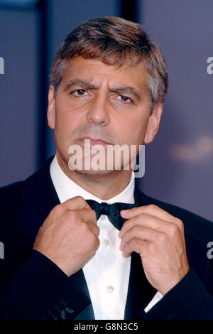 George Clooney arriva alla prima del suo nuovo film Good Night and Good Luck al Festival del Cinema di Venezia di quest'anno a Palazzo del Casino di Venezia. Foto Stock